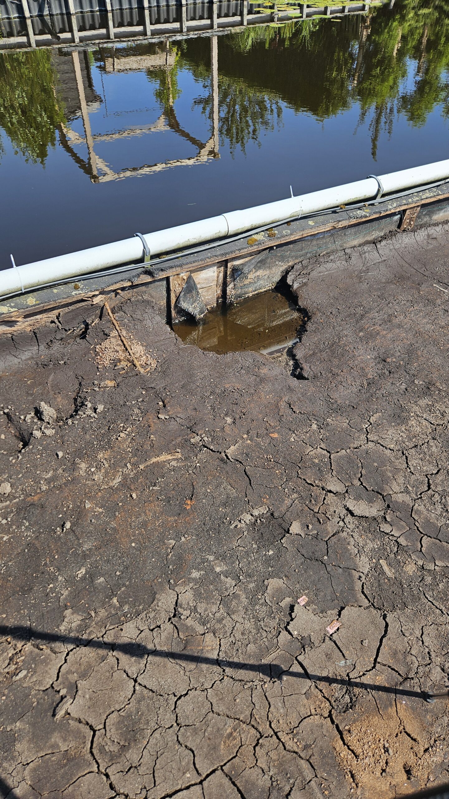 Het gat wat is ontstaan door het wegspoelen van het water