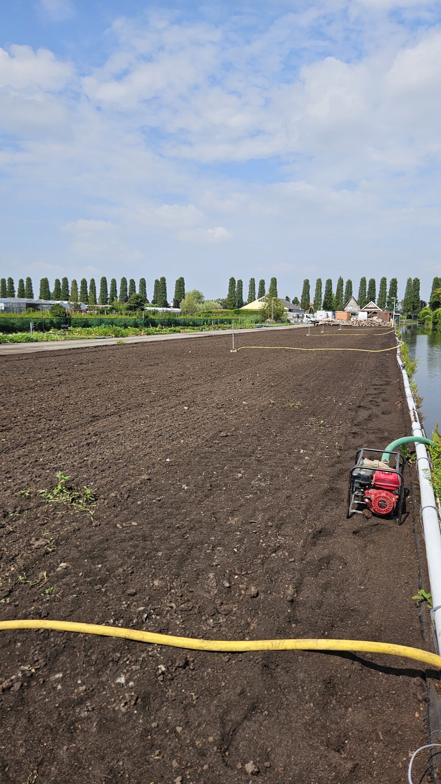 Floors Moestuin XL- de kale grond met sproeiers